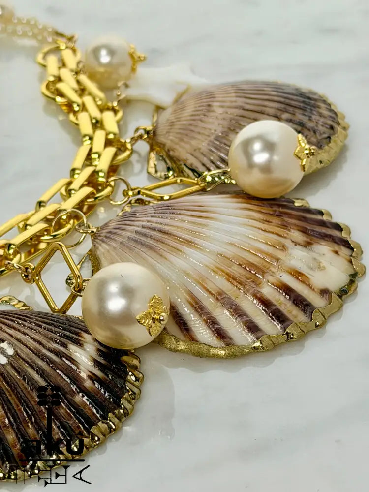 Große Muscheln-Choker, Maritimes Statement, 18k Gold platierte Kette. Nahaufnahme der Muscheln