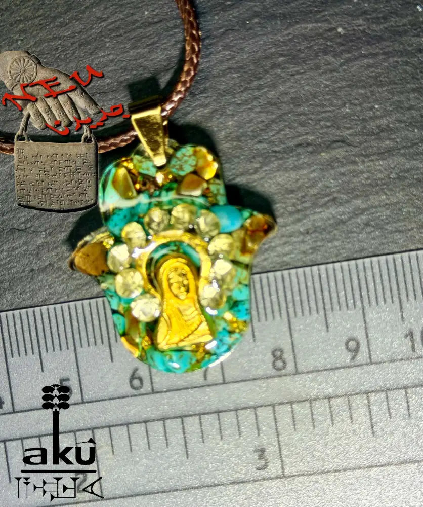 Handgefertigte Harz‑Kette mit natürlichem Türkis, goldenen Blättern und Merry‑Figur