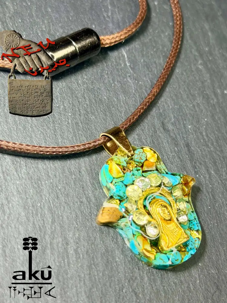 Handgefertigte Harz‑Kette mit natürlichem Türkis, goldenen Blättern und Merry‑Figur