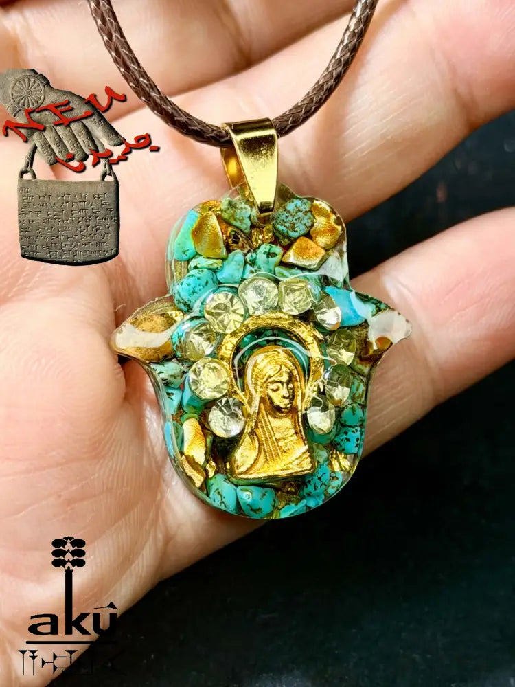 Handgefertigte Harz‑Kette mit natürlichem Türkis, goldenen Blättern und Merry‑Figur