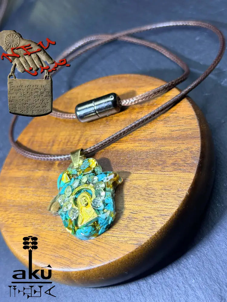 Handgefertigte Harz‑Kette mit natürlichem Türkis, goldenen Blättern und Merry‑Figur