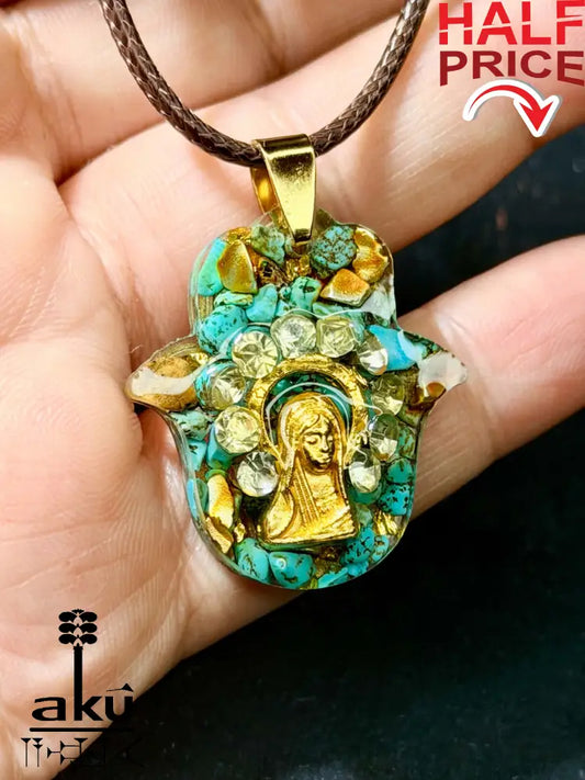 Handgefertigte Harz‑Kette mit natürlichem Türkis, goldenen Blättern und Merry‑Figur