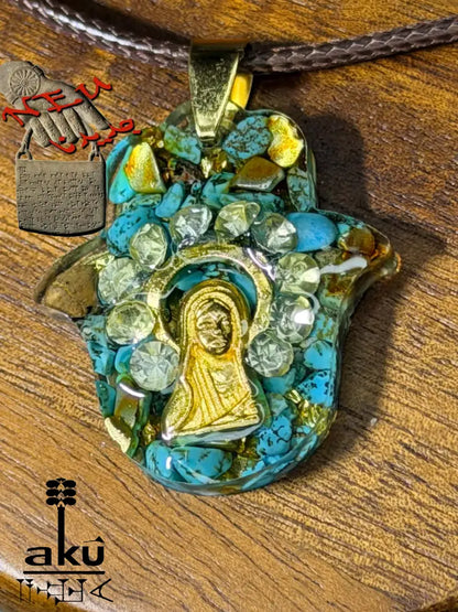 Handgefertigte Harz‑Kette mit natürlichem Türkis, goldenen Blättern und Merry‑Figur