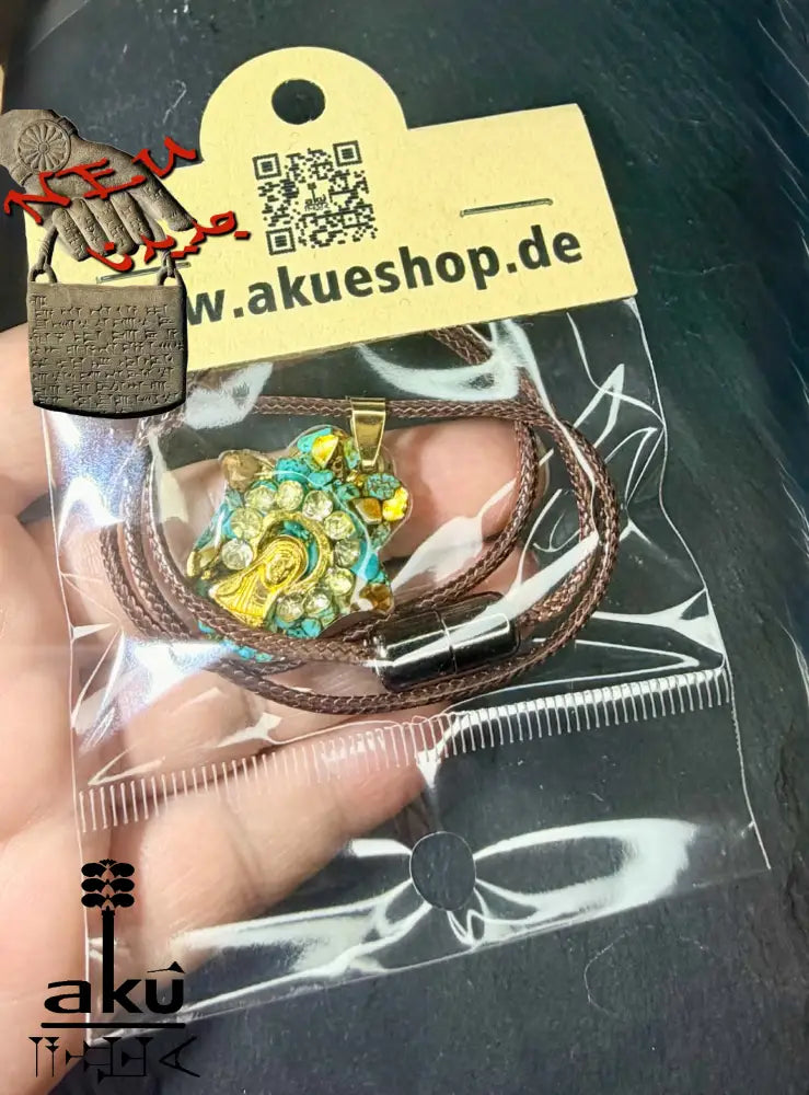 Handgefertigte Harz‑Kette mit natürlichem Türkis, goldenen Blättern und Merry‑Figur