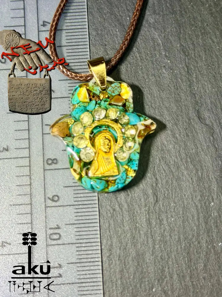 Handgefertigte Harz‑Kette mit natürlichem Türkis, goldenen Blättern und Merry‑Figur