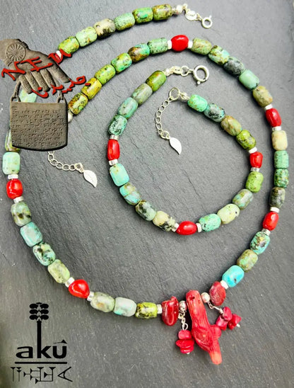 Luxuriöses handgefertigtes Türkis-Korallen Set auf neutralem Hintergrund – Naturschmuck Geschenk mit spiritueller Bedeutung
