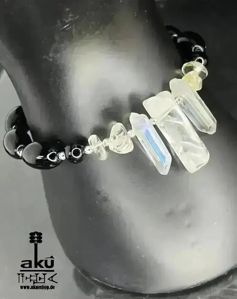 Handgefertigtes Armband Edelsteinen Quarz und Onyx Heilung, Schwarz und Weiß, Kronen - und Wurzelchakren - AkueShop