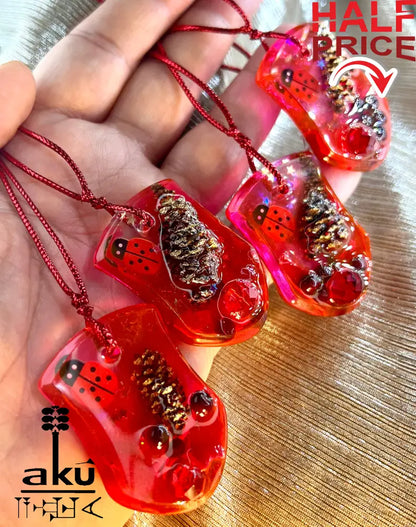 Handgefertigte Weihnachtsanhänger aus rotem Glitzerharz mit natürlichen Einschlüssen