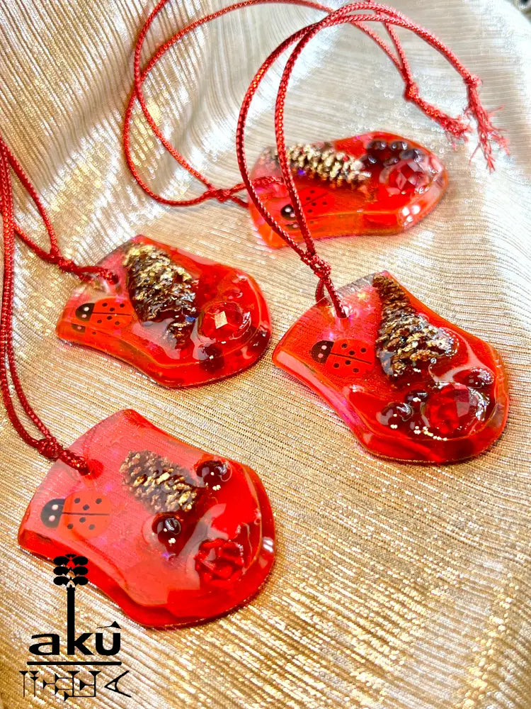 Handgefertigte Weihnachtsanhänger aus rotem Glitzerharz mit natürlichen Einschlüssen