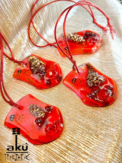 Handgefertigte Weihnachtsanhänger aus rotem Glitzerharz mit natürlichen Einschlüssen