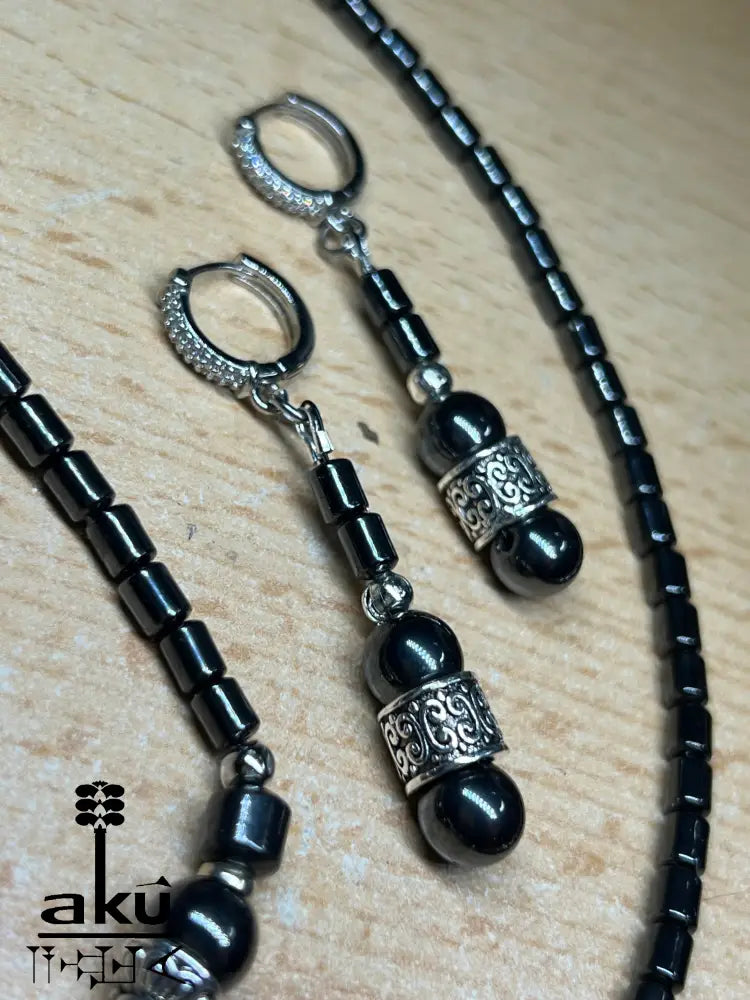 Halskette, Armband und Ohrringe aus magnetischem Hämatit,