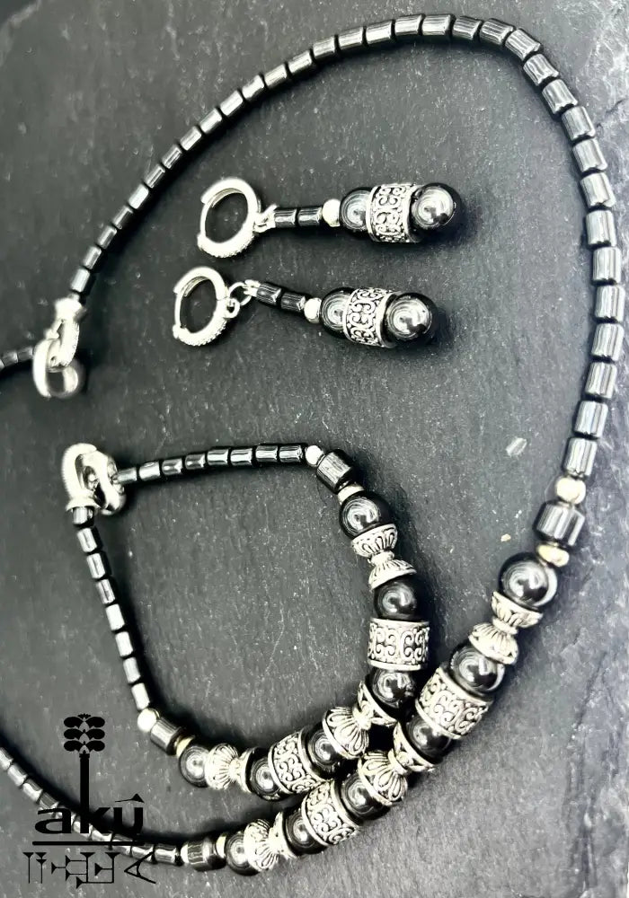 Halskette, Armband und Ohrringe aus magnetischem Hämatit,