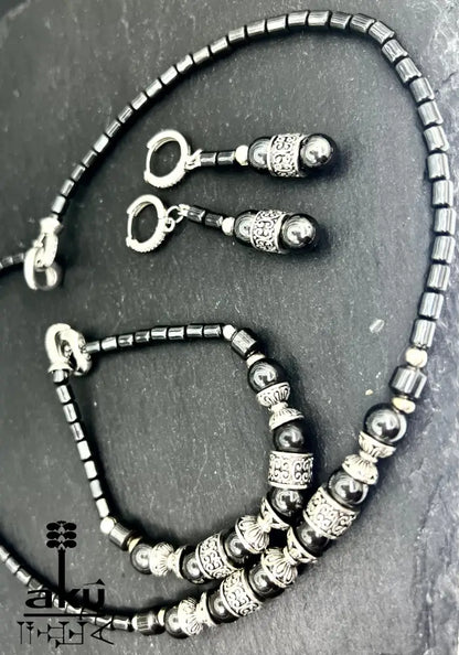 Halskette, Armband und Ohrringe aus magnetischem Hämatit,