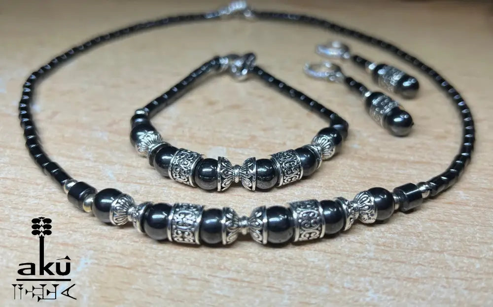 Halskette, Armband und Ohrringe aus magnetischem Hämatit,