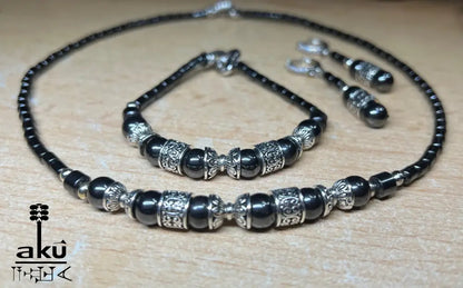 Halskette, Armband und Ohrringe aus magnetischem Hämatit,