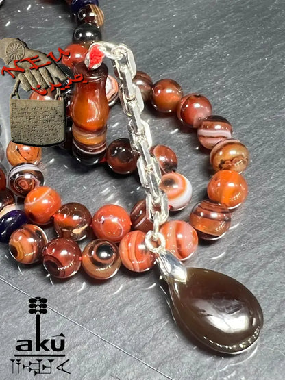 handgefertigten Tasbih aus natürlichem Achat. Sorgfältig aufgefädelt mit 45 Perlen (8 mm) und vollendet mit einer Quaste aus echtem 925er Sterlingsilber