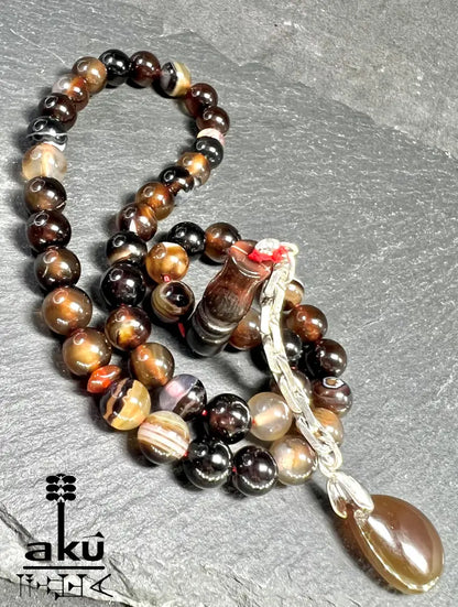 handgefertigten Tasbih aus natürlichem Achat. Sorgfältig aufgefädelt mit 45 Perlen (8 mm) und vollendet mit einer Quaste aus echtem 925er Sterlingsilber