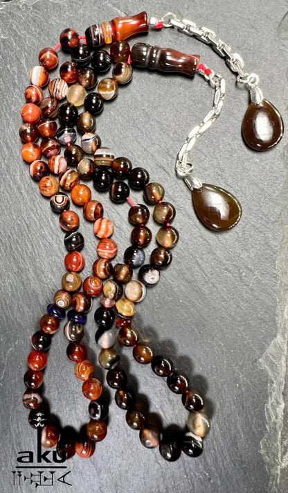 handgefertigten Tasbih aus natürlichem Achat. Sorgfältig aufgefädelt mit 45 Perlen (8 mm) und vollendet mit einer Quaste aus echtem 925er Sterlingsilber