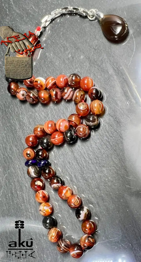 handgefertigten Tasbih aus natürlichem Achat. Sorgfältig aufgefädelt mit 45 Perlen (8 mm) und vollendet mit einer Quaste aus echtem 925er Sterlingsilber