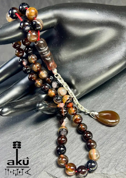 handgefertigten Tasbih aus natürlichem Achat. Sorgfältig aufgefädelt mit 45 Perlen (8 mm) und vollendet mit einer Quaste aus echtem 925er Sterlingsilber