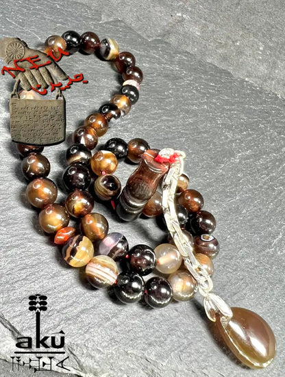 handgefertigten Tasbih aus natürlichem Achat. Sorgfältig aufgefädelt mit 45 Perlen (8 mm) und vollendet mit einer Quaste aus echtem 925er Sterlingsilber