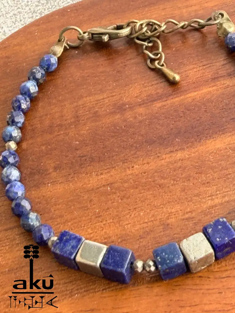 Lapislazuli Armband blau Edelstein, bronzene Würfel, Pyrit Perlen, natürlicher Edelstein. Close up  Bild