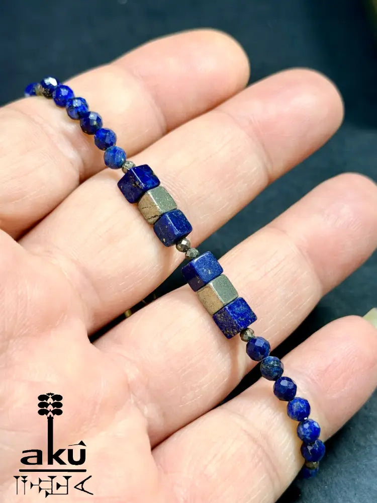 Lapislazuli Armband blau Edelstein, bronzene Würfel, Pyrit Perlen, natürlicher Edelstein