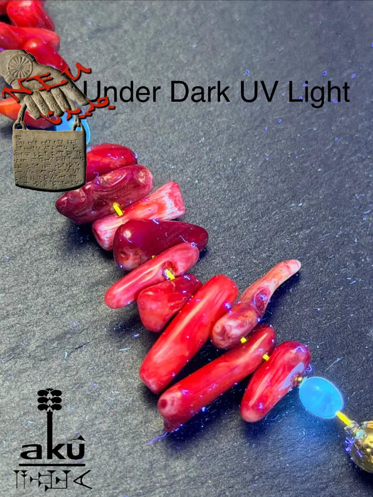 Testen der natürlichen Korallen und Perlen unter UV-Licht