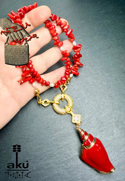Luxus Korallen und Süßwasserperlen mit Muschel, in einem Hand