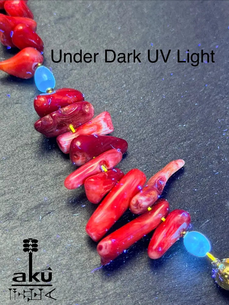 Testen der natürlichen Korallen und Perlen unter UV-Licht