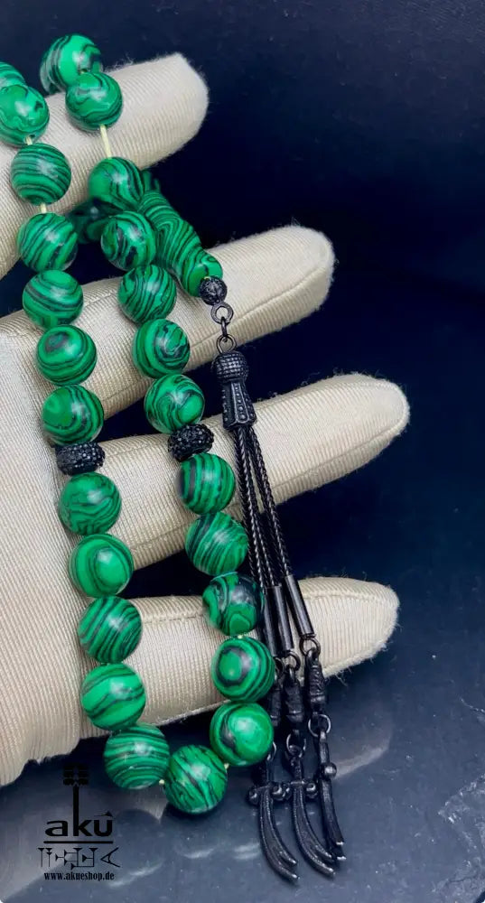 Malachit Tasbih, natürliche grüne Stein-Misbaha, islamischer Tesbih, Herzchakra-Energie, AkueShop, schwarze Quaste mit Zulfikar Thulfiqar Schwert Motiv.