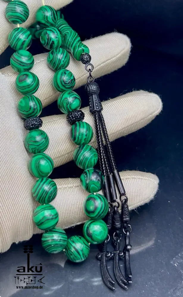 Malachit Tasbih, natürliche grüne Stein-Misbaha, islamischer Tesbih, Herzchakra-Energie, AkueShop, schwarze Quaste mit Zulfikar Thulfiqar Schwert Motiv.