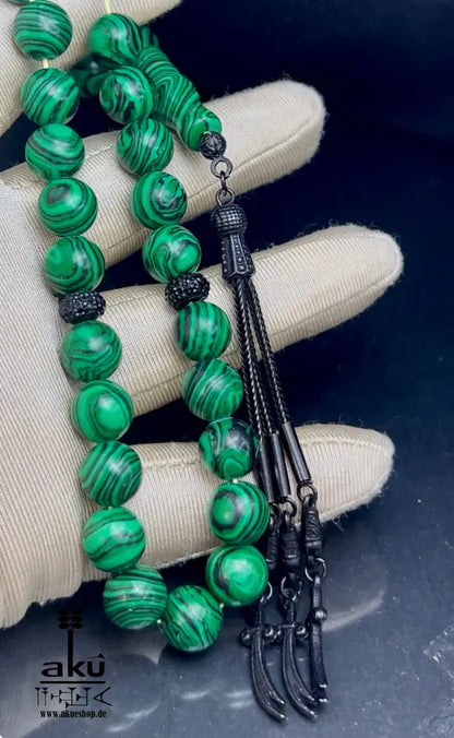 Malachit Tasbih, natürliche grüne Stein-Misbaha, islamischer Tesbih, Herzchakra-Energie, AkueShop, schwarze Quaste mit Zulfikar Thulfiqar Schwert Motiv.