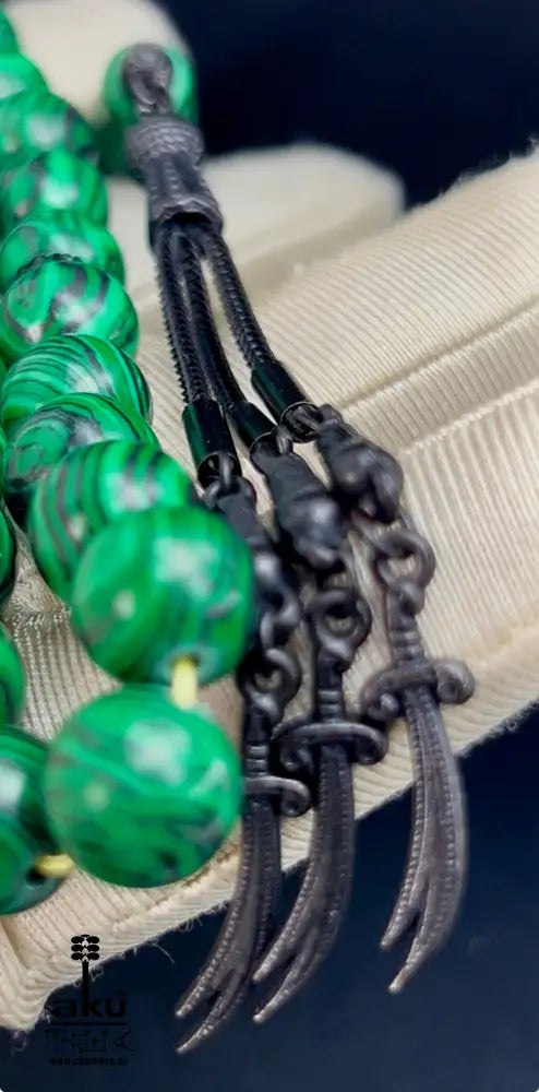 Malachit Tasbih, natürliche grüne Stein-Misbaha, islamischer Tesbih, Herzchakra-Energie, AkueShop, schwarze Quaste mit Zulfikar Thulfiqar Schwert Motiv.