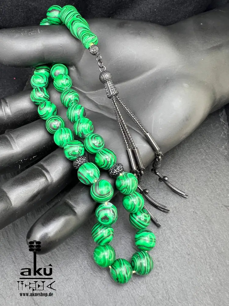 Malachit Tasbih, natürliche grüne Stein-Misbaha, islamischer Tesbih, Herzchakra-Energie, AkueShop, schwarze Quaste mit Zulfikar Thulfiqar Schwert Motiv.