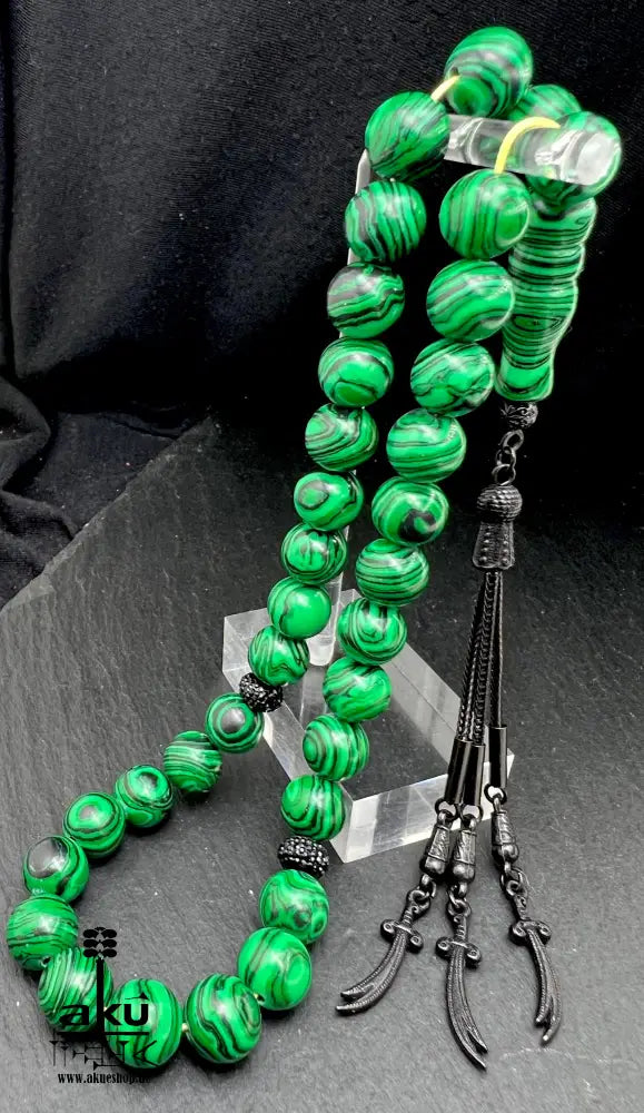 Malachit Tasbih, natürliche grüne Stein-Misbaha, islamischer Tesbih, Herzchakra-Energie, AkueShop, schwarze Quaste mit Zulfikar Thulfiqar Schwert Motiv.