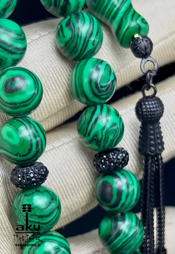 Malachit Tasbih, natürliche grüne Stein-Misbaha, islamischer Tesbih, Herzchakra-Energie, AkueShop, schwarze Quaste mit Zulfikar Thulfiqar Schwert Motiv.