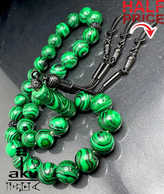 Malachit Tasbih, natürliche grüne Stein-Misbaha, islamischer Tesbih, Herzchakra-Energie, AkueShop, schwarze Quaste mit Zulfikar Thulfiqar Schwert Motiv.