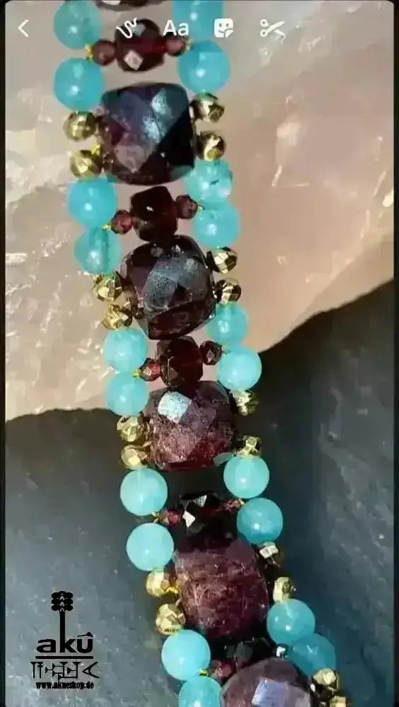 Mosambik, A+, Granat und Amazonit, Glücks - Edelstein - Armband, Natursteine Steine, Reiki Wurzel und Hals - Chakren, Meditationsenergie, vergoldet - AkueShop