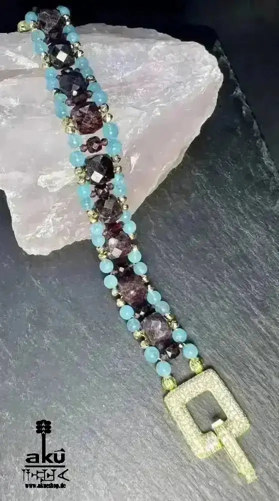 Mosambik, A+, Granat und Amazonit, Glücks - Edelstein - Armband, Natursteine Steine, Reiki Wurzel und Hals - Chakren, Meditationsenergie, vergoldet - AkueShop