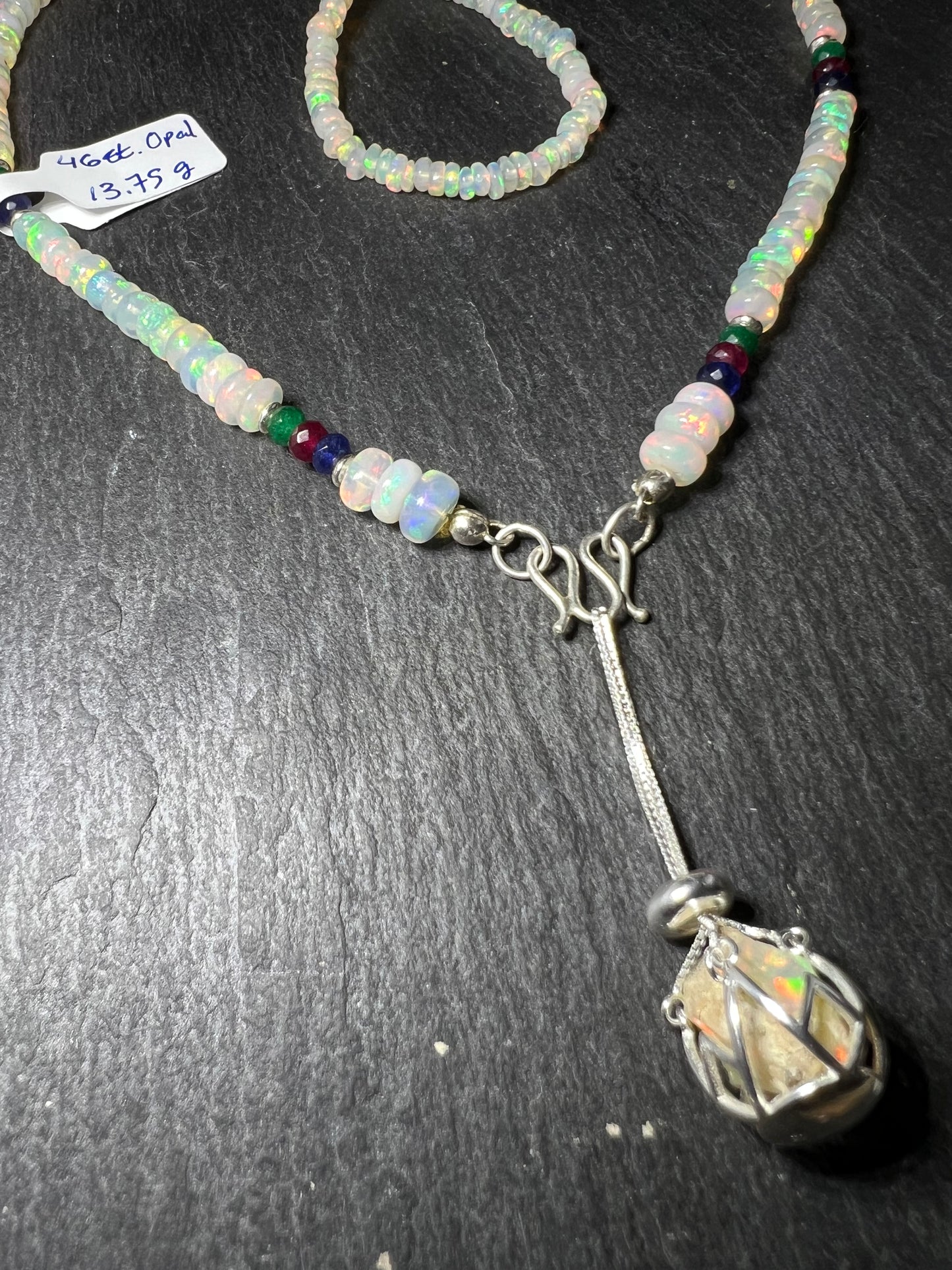 Natürliche weiße OPAL Lavalier Halskette, Edelsteinschmuck, roher, Smaragd Rubin Saphir Kronenchakra-Meditationsenergie