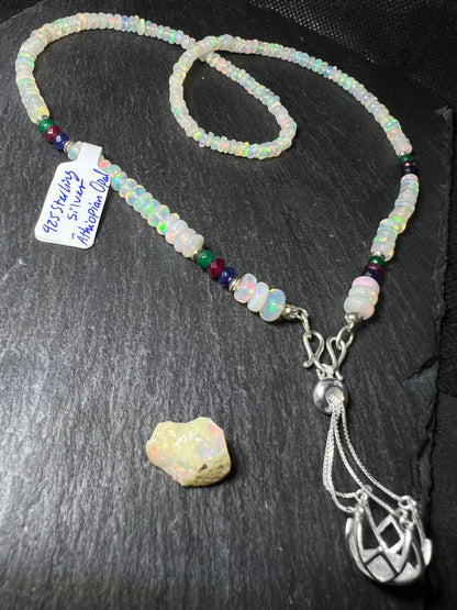 Natürliche weiße OPAL Lavalier Halskette, Edelsteinschmuck, roher, Smaragd Rubin Saphir Kronenchakra-Meditationsenergie