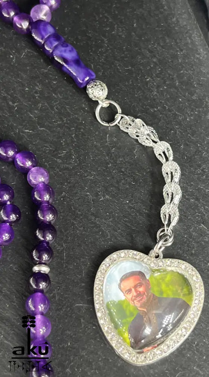 Personalisierte Tasbih mit 99 Amethystperlen, handgefertigt aus natürlichen 6 mm Perlen, mit herzförmigem Silberanhänger für Fotos und eleganter Quaste.