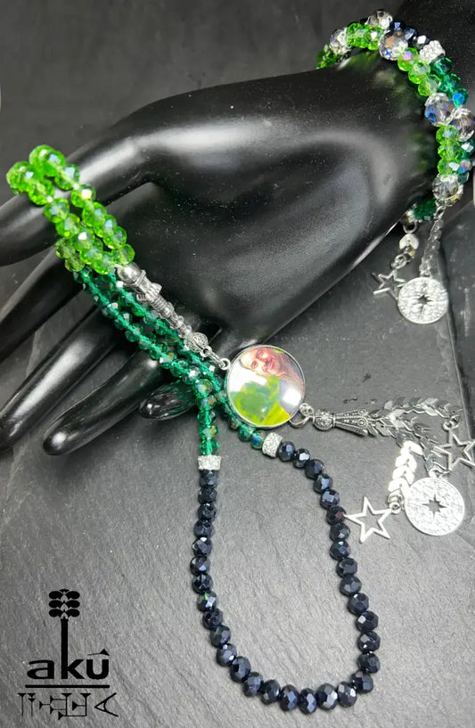 Tasbih und Armreif Schmuckset. Diese Tasbih besteht aus 99 facettierten Kristallperlen (6 mm) in hell schimmernde Grün-Farben Kristalle
