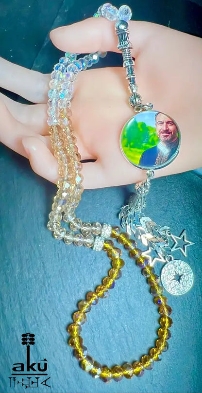 Tasbih und Armreif Schmuckset. Diese Tasbih besteht aus 99 facettierten Kristallperlen in hell schimmernde Kristalle. Die silberne Quaste mit Ihrem eigenen Foto