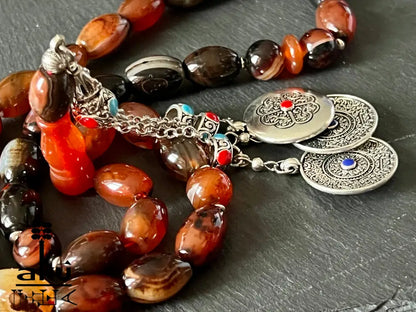 Handgefertigte Gebetskette aus rotem Jemen-Achat mit silberfarbener Quaste, spirituelle Tasbih