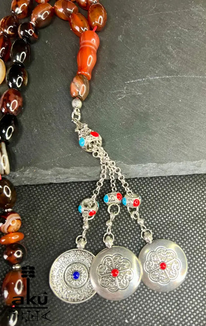 Gebetskette aus rotem Jemen-Achat mit traditioneller Quaste – handgefertigte Qualität aus Deutschland.