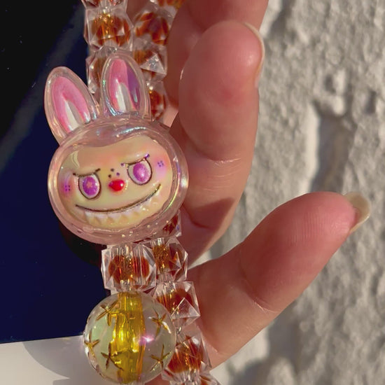 Bunte Acryl Handy-Kette mit Labubu-Style Charm – Perlen Handyband