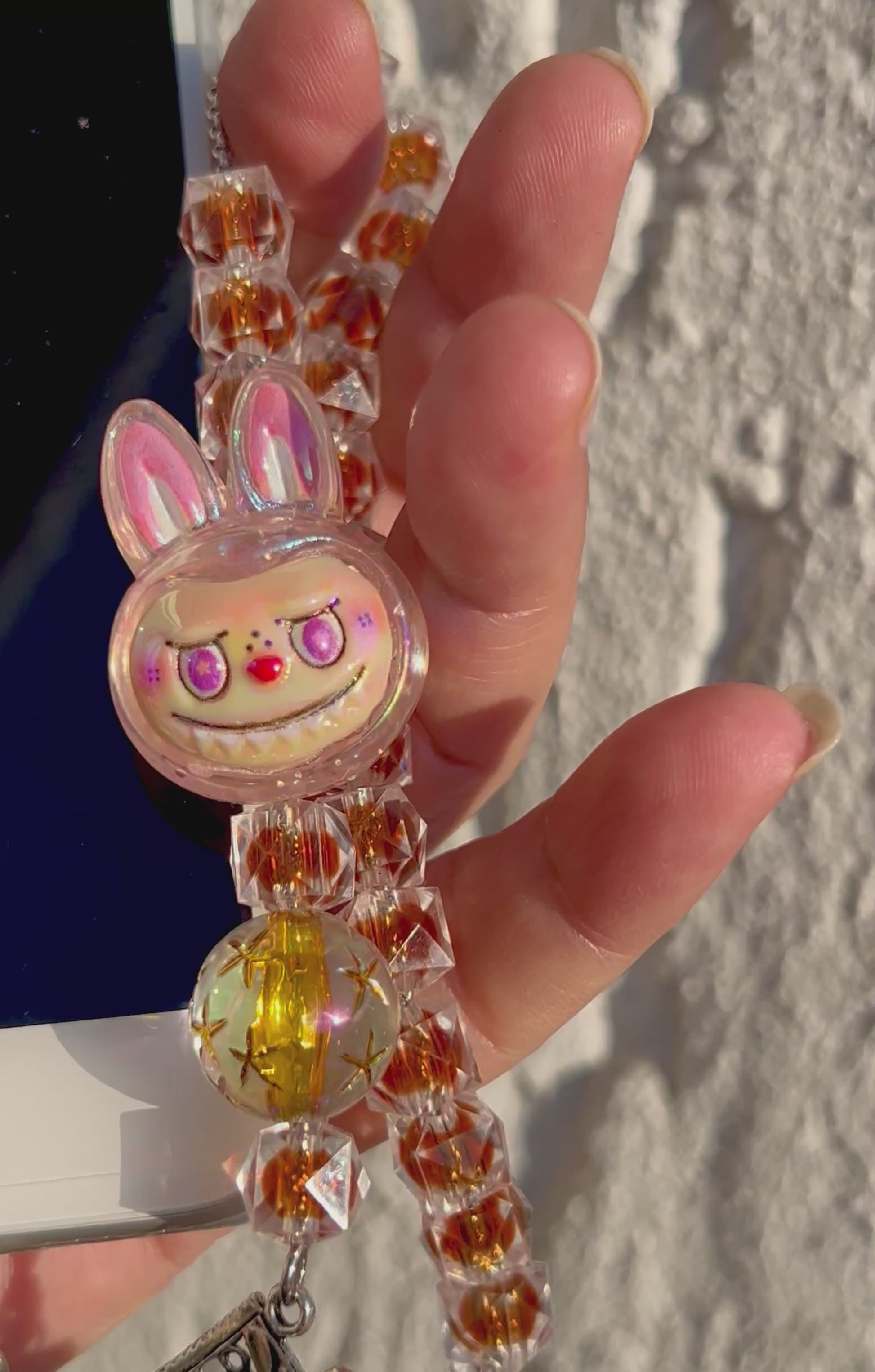 Bunte Acryl Handy-Kette mit Labubu-Style Charm – Perlen Handyband