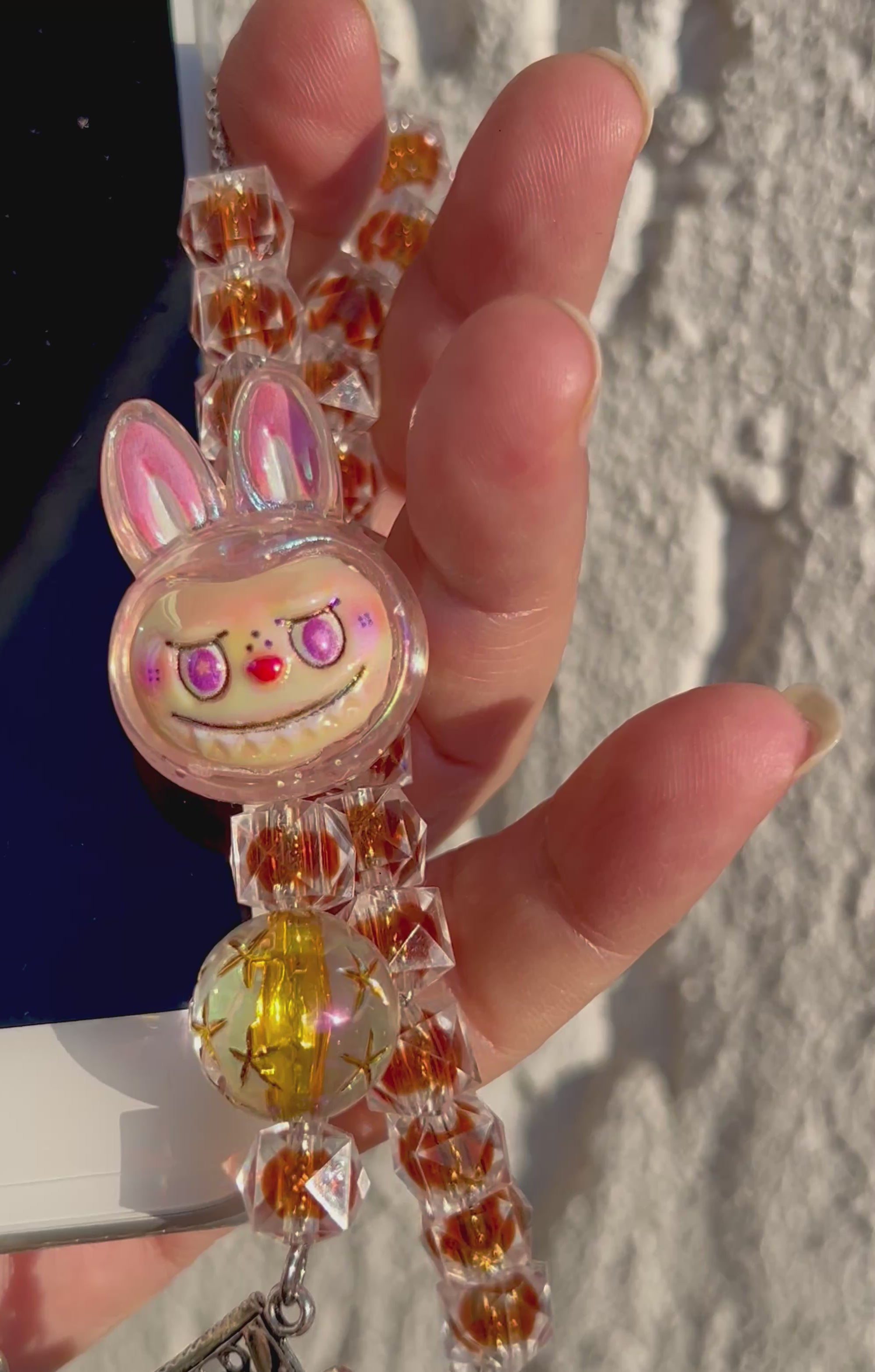 Bunte Acryl Handy-Kette mit Labubu-Style Charm – Perlen Handyband